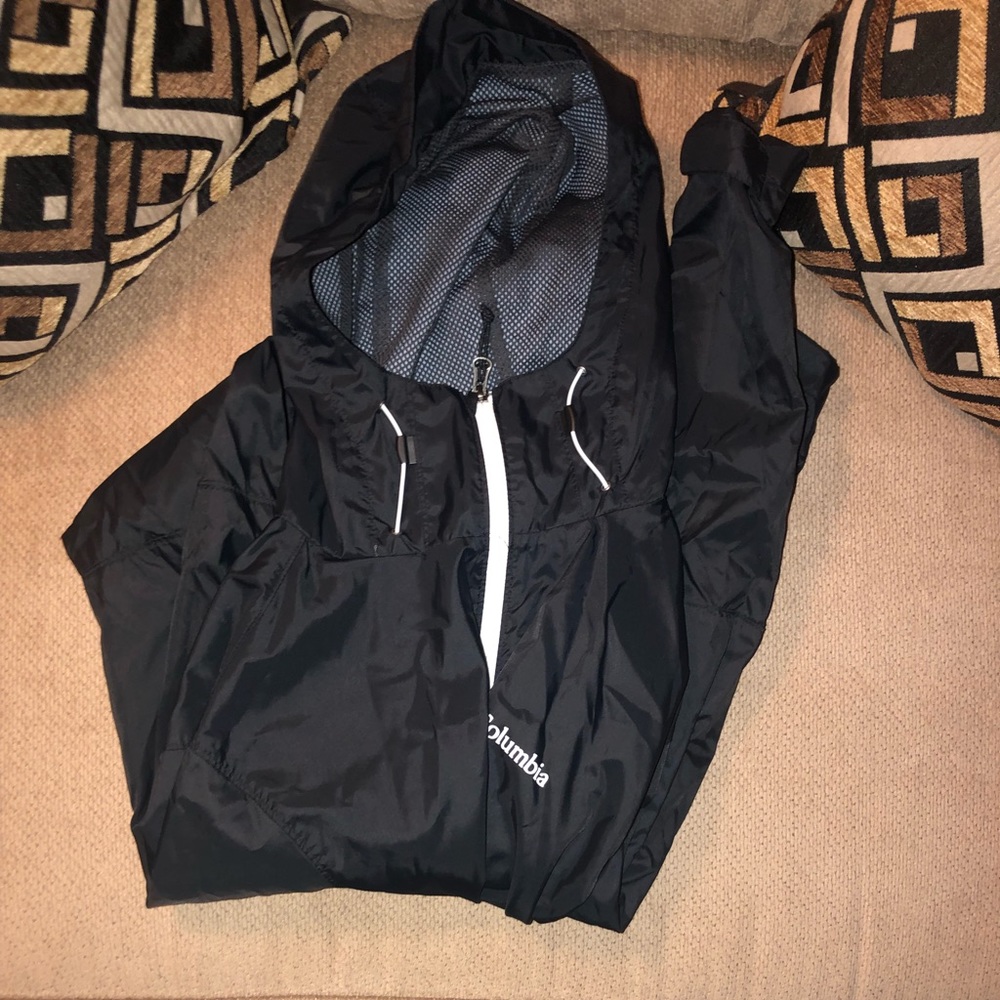 Black unisex men’s and women’s Columbia jacket windbreaker!